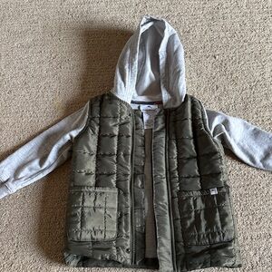 Tommy Bahama Olive Quilted Vest with Gray Lining
Like new condition